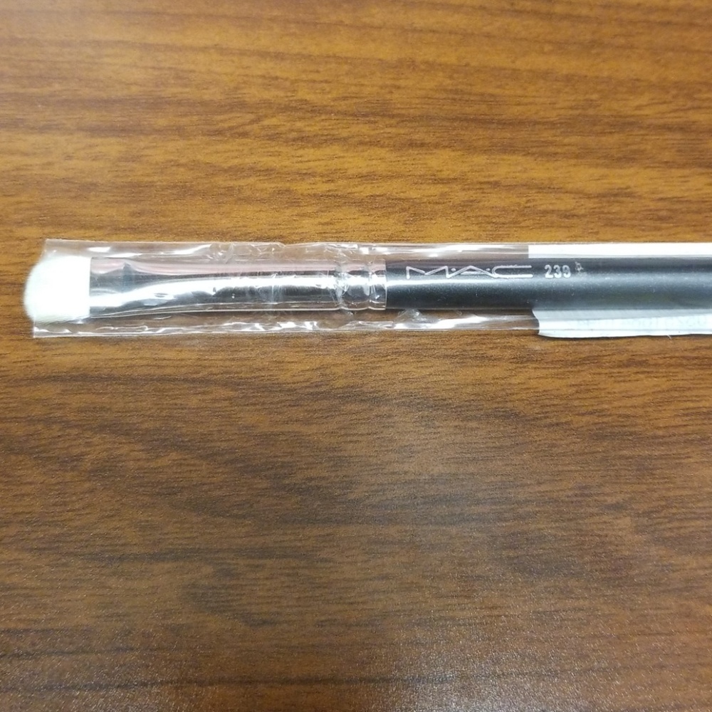 Mac 239 eye shader brush